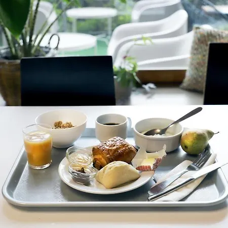 Hi Yves Robert パリ